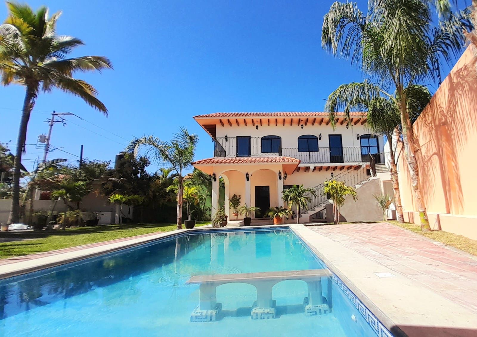 Una increible casa con una pisina al frente