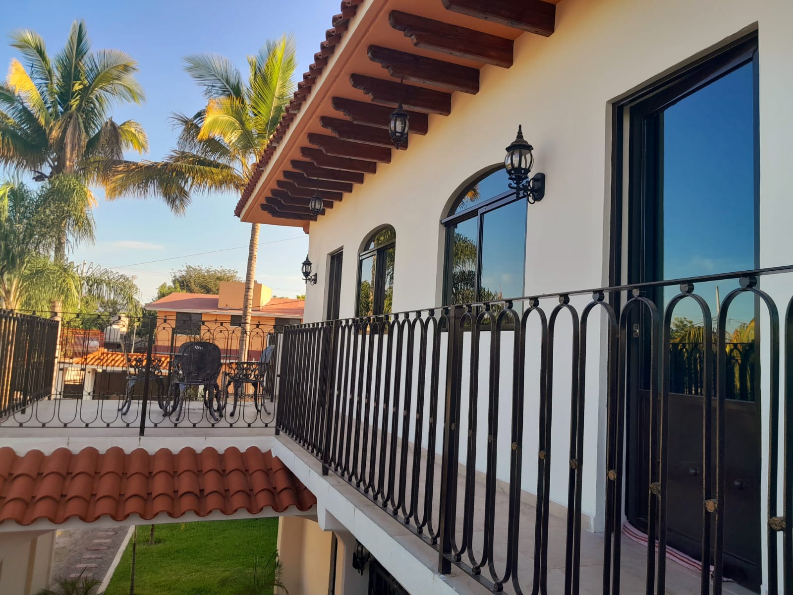 Una habitacion con una cama matrimonial